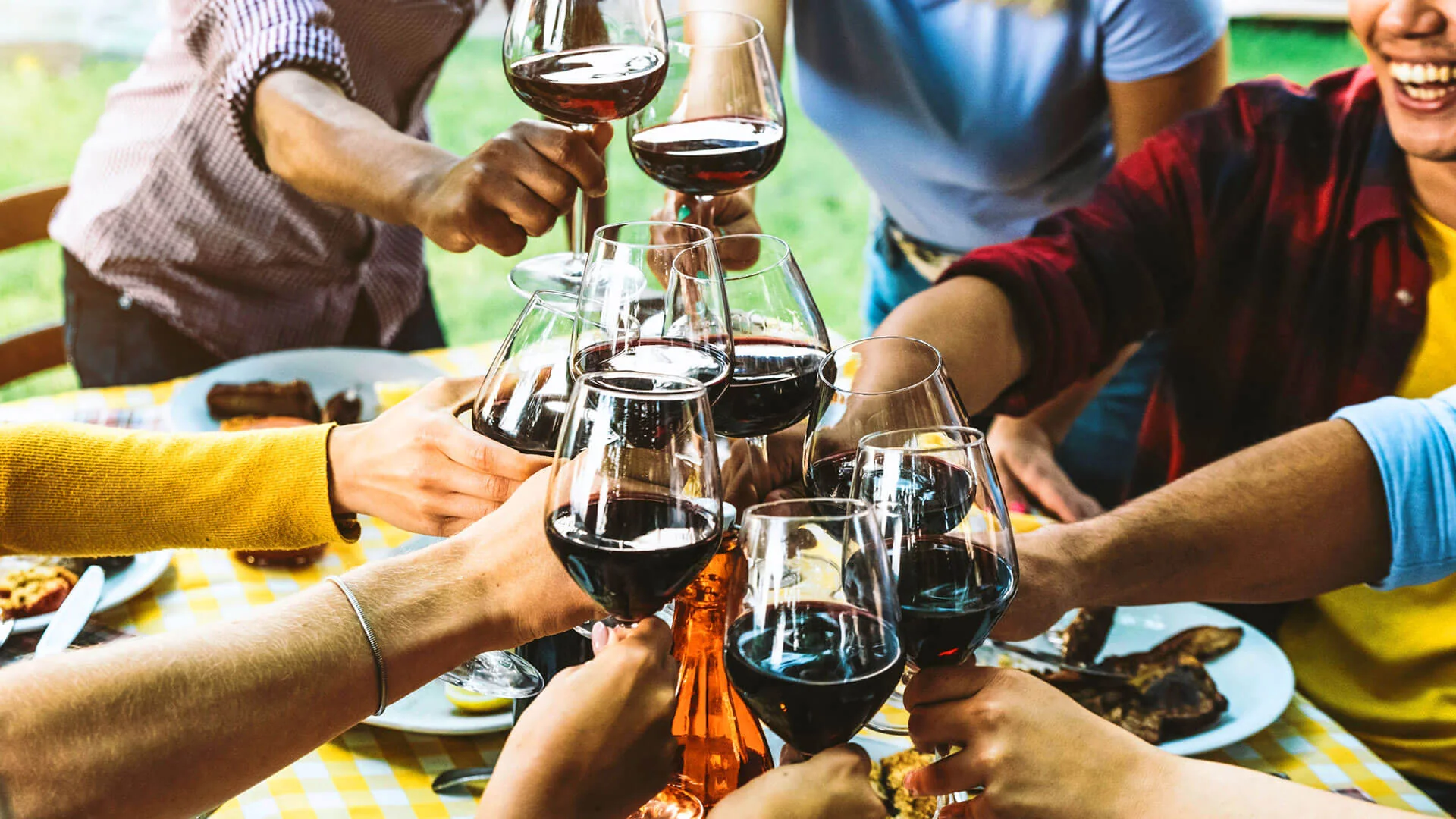 Seni Menikmati Wine: Lebih dari Sekadar Minuman Anggur Biasa